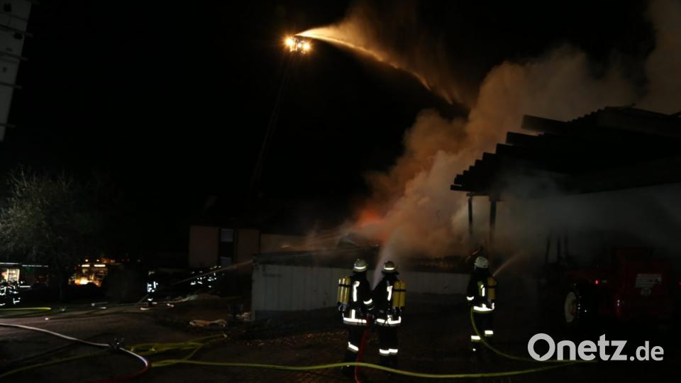 Bei einem Großbrand in Ebnath brennt in der Nacht zum Donnerstag eine Scheune nieder. Es entsteht ein sehr hoher Schaden. Bild: rw