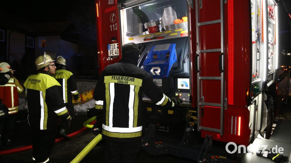 Bei einem Großbrand in Ebnath brennt in der Nacht zum Donnerstag eine Scheune nieder. Es entsteht ein sehr hoher Schaden. Bild: rw