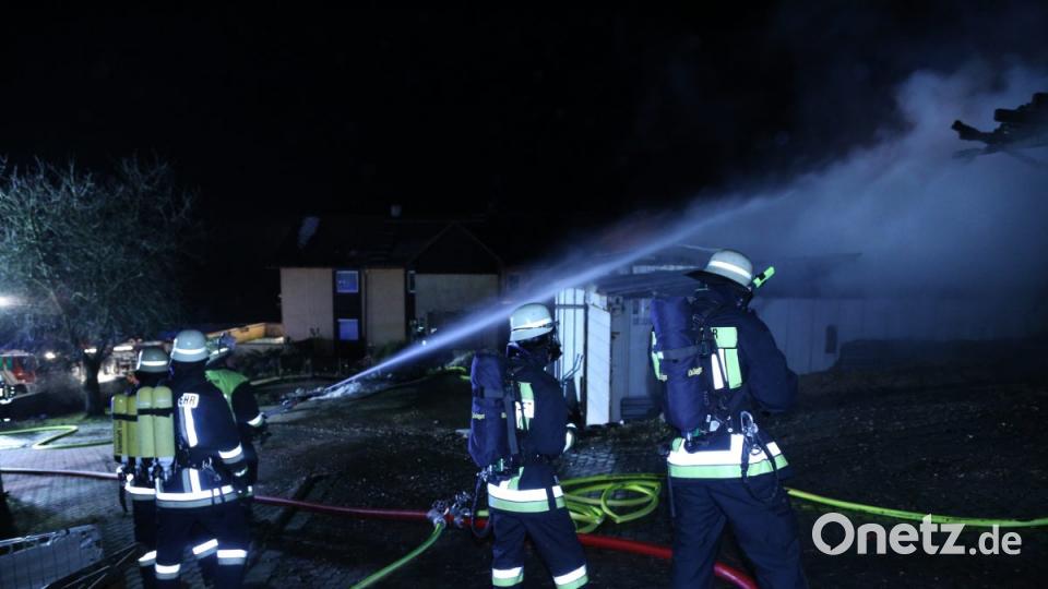 Bei einem Großbrand in Ebnath brennt in der Nacht zum Donnerstag eine Scheune nieder. Es entsteht ein sehr hoher Schaden. Bild: rw
