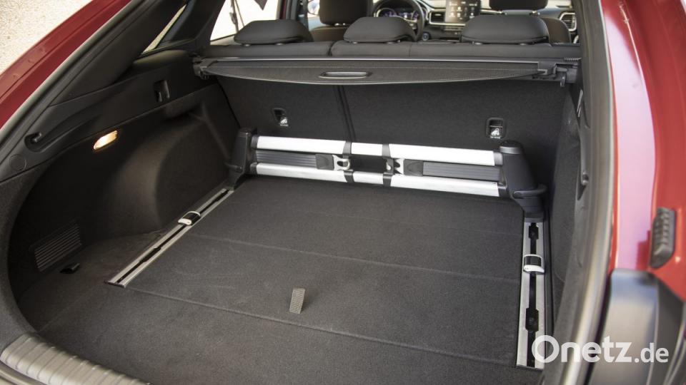 Der Stauraum macht so manchen Kombi neidisch: Bis zu 1545 Liter passen in den sportlichen Viertürer mit großer Ladeklappe. Bild: Kia