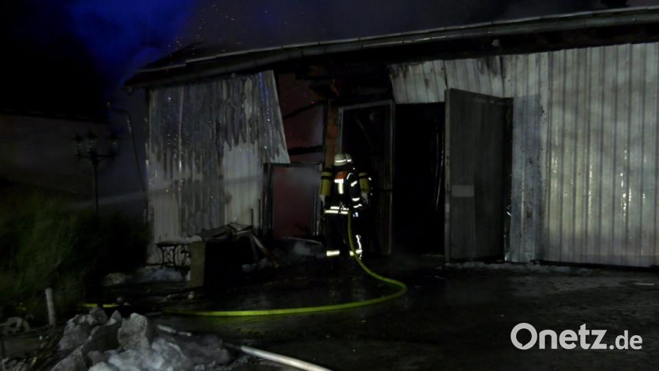Bei einem Großbrand in Ebnath brennt in der Nacht zum Donnerstag eine Scheune nieder. Es entsteht ein sehr hoher Schaden. Bild: rw
