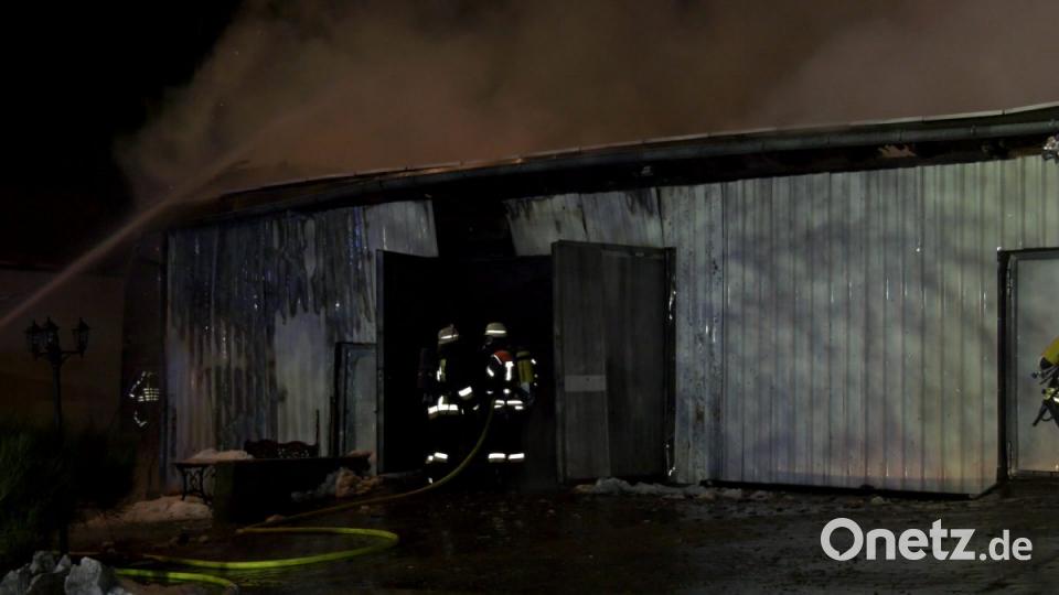 Bei einem Großbrand in Ebnath brennt in der Nacht zum Donnerstag eine Scheune nieder. Es entsteht ein sehr hoher Schaden. Bild: rw