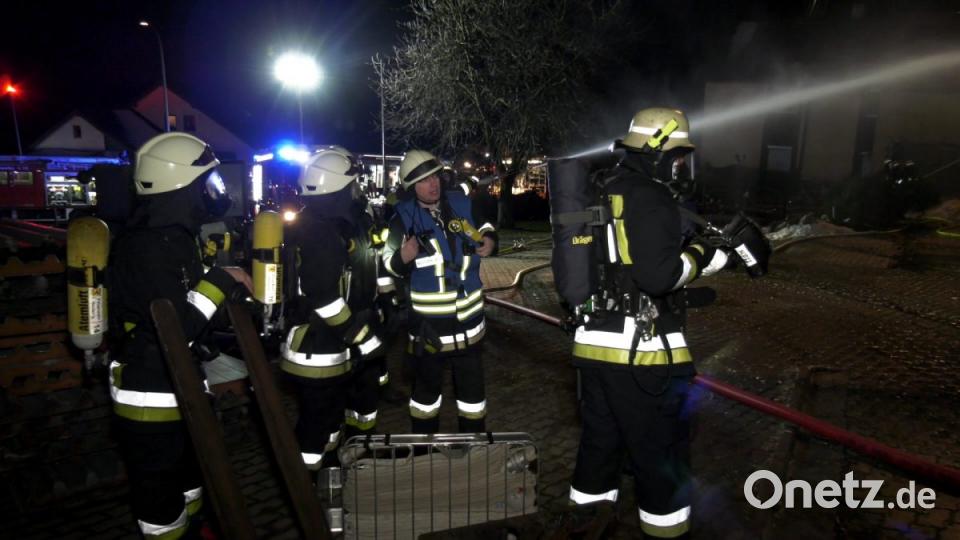 Bei einem Großbrand in Ebnath brennt in der Nacht zum Donnerstag eine Scheune nieder. Es entsteht ein sehr hoher Schaden. Bild: rw
