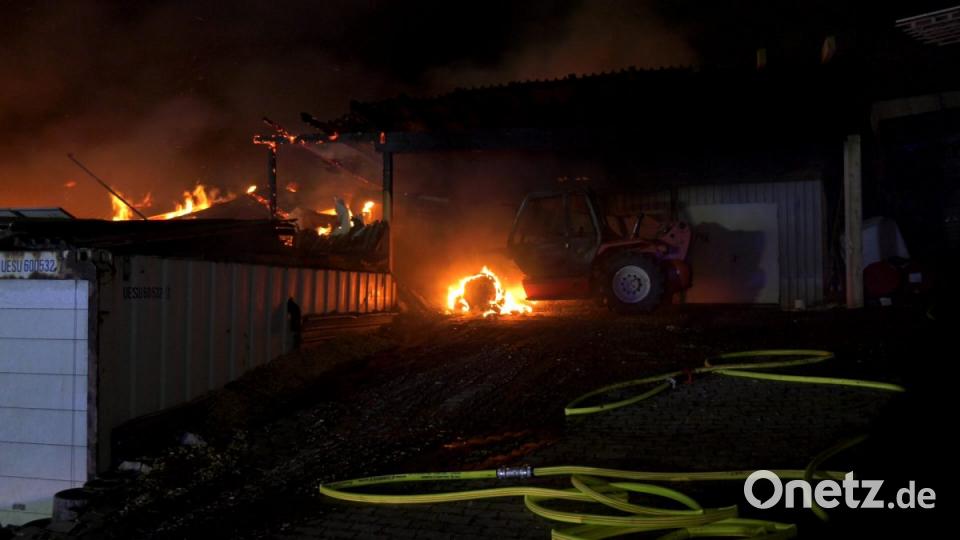 Bei einem Großbrand in Ebnath brennt in der Nacht zum Donnerstag eine Scheune nieder. Es entsteht ein sehr hoher Schaden. Bild: rw