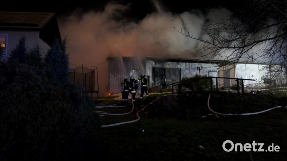 Bei einem Großbrand in Ebnath brennt in der Nacht zum Donnerstag eine Scheune nieder. Es entsteht ein sehr hoher Schaden. Bild: rw