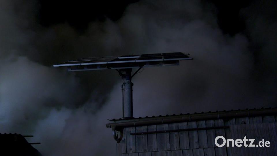 Bei einem Großbrand in Ebnath brennt in der Nacht zum Donnerstag eine Scheune nieder. Es entsteht ein sehr hoher Schaden. Bild: rw