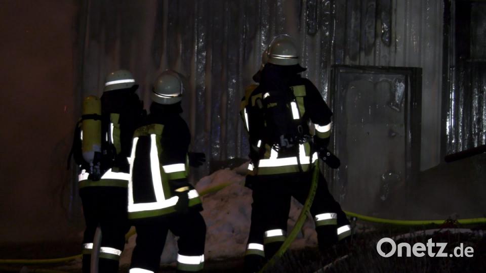 Bei einem Großbrand in Ebnath brennt in der Nacht zum Donnerstag eine Scheune nieder. Es entsteht ein sehr hoher Schaden. Bild: rw