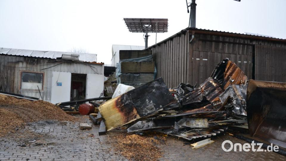 Das Ausmaß des Schadens wird bei Tageslicht sichtbar. Nach dem Brand der Scheune löscht die Feuerwehr Ebnath noch Glutnester. Bild: rti