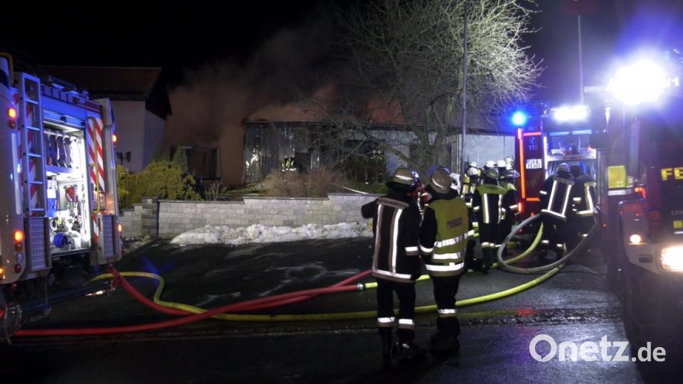 Bei einem Großbrand in Ebnath brennt in der Nacht zum Donnerstag eine Scheune nieder. Es entsteht ein sehr hoher Schaden. Bild: rw