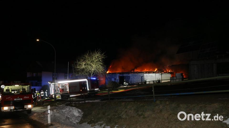 Bei einem Großbrand in Ebnath brennt in der Nacht zum Donnerstag eine Scheune nieder. Es entsteht ein sehr hoher Schaden. Bild: rw