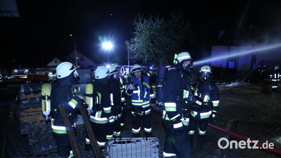 Bei einem Großbrand in Ebnath brennt in der Nacht zum Donnerstag eine Scheune nieder. Es entsteht ein sehr hoher Schaden. Bild: rw