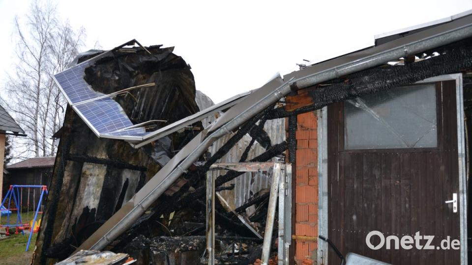 Das Ausmaß des Schadens wird bei Tageslicht sichtbar. Nach dem Brand der Scheune löscht die Feuerwehr Ebnath noch Glutnester. Bild: rti