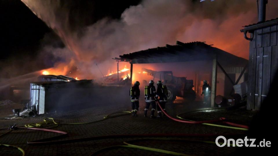 Bei einem Großbrand in Ebnath brennt in der Nacht zum Donnerstag eine Scheune nieder. Es entsteht ein sehr hoher Schaden. Bild: rw