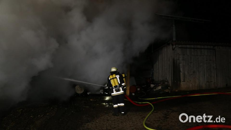 Bei einem Großbrand in Ebnath brennt in der Nacht zum Donnerstag eine Scheune nieder. Es entsteht ein sehr hoher Schaden. Bild: rw