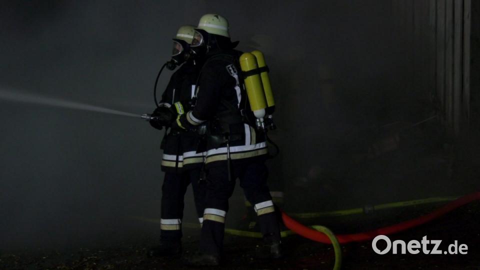 Bei einem Großbrand in Ebnath brennt in der Nacht zum Donnerstag eine Scheune nieder. Es entsteht ein sehr hoher Schaden. Bild: rw