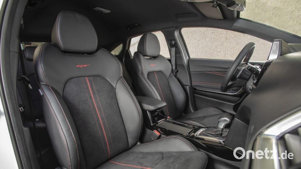 Auf den sportlichen Sitzen fühlen sich die Passagiere sofort wohl. Bild: Kia