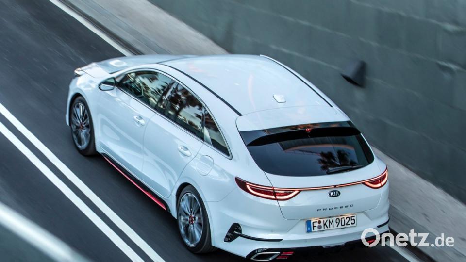 Ein durchgehendes Leuchtband verbindet die beiden LED-Heckleuchten. Bild: Kia
