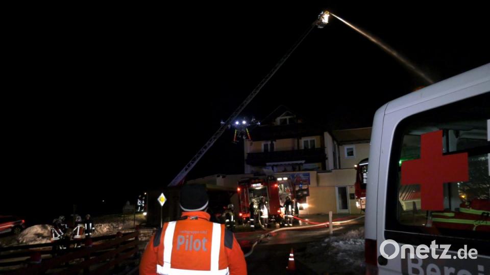 Bei einem Großbrand in Ebnath brennt in der Nacht zum Donnerstag eine Scheune nieder. Es ensteht ein sehr hoher Schaden, da dort unter anderem zwei Blockheizkraftwerke untergebracht waren. Bild: rw