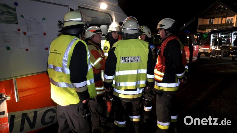 Bei einem Großbrand in Ebnath brennt in der Nacht zum Donnerstag eine Scheune nieder. Es entsteht ein sehr hoher Schaden. Bild: rw