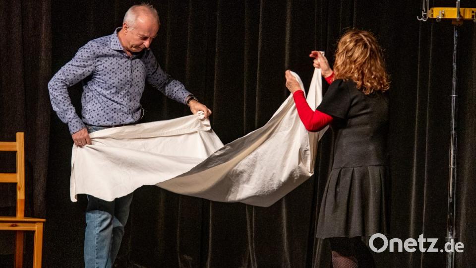 Da sie es nicht können und auch keine Zeit haben hilft ihne das Amberger Publikum beim Wäsche machen Bild: chl