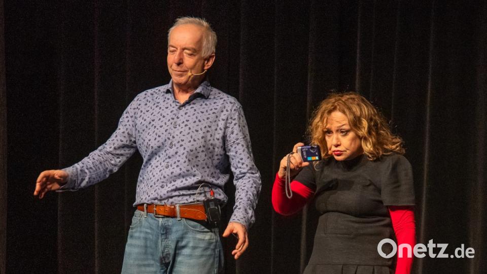 Fürs Archiv. Herbert und Schnipsi fotografieren ihr Publikum zu Beginn und am Ende jeder Show Bild: chl