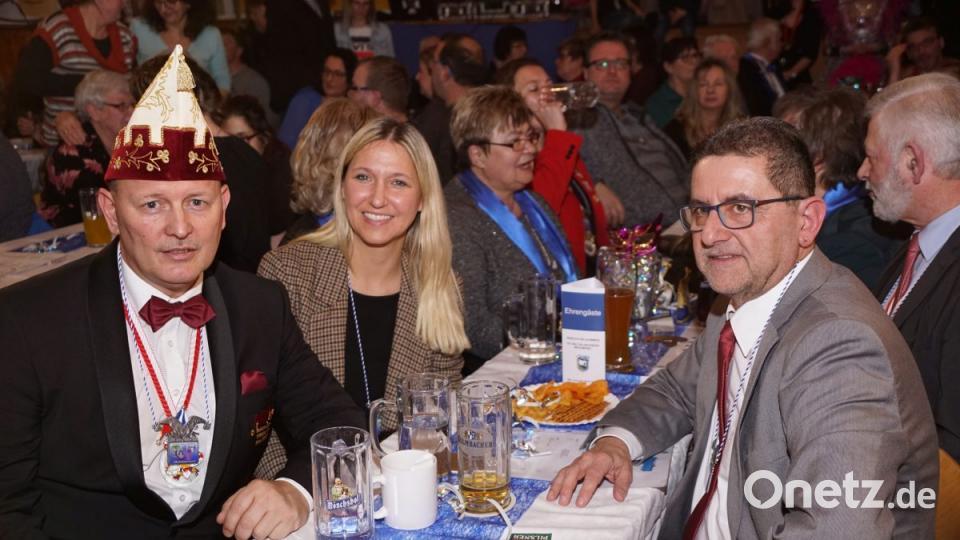 Der fränkische Fastnachtspräsident Klaus Wicklein (von links), MdB Dr. Silke Launert, Bürgermeister Franz Tauber und dahinter Altbürgermeister Günter Pöllmann Bild: bkr
