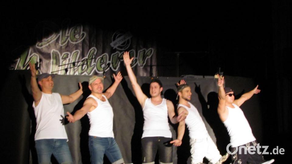 Krönender Abschluss des &quot;Showacts&quot; beim 61. Xantl-Ball ist der Auftritt der Backstreet Boys mit &quot;Everybody&quot; . Mit etwas verkürzten Beinen glänzen bei dem Auftritt (von links) Thomas Voigt, Richard Kammerer, Max Merk, Tony Stengel und Markus Schieder. Bild: sei