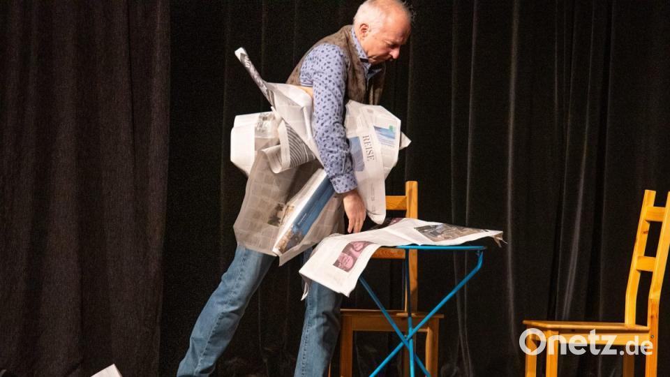 An einer Stelle singt Meilhammer einen Artikel aus der Bild Zeitung. Hier kämpft er mit einer überregionalen. Er sollte auf das praktische Format der AZ zurückgreifen Bild: chl