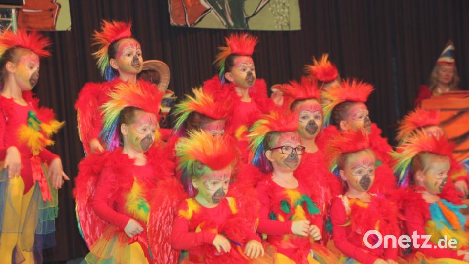 Die Gardeflöhe der Faschingsgilde in Action: Farbenfrohe Papageien. Bild: kro