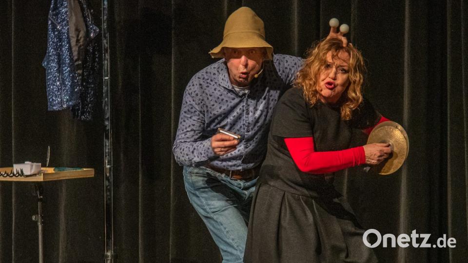 Die beiden Vollblutkabarettisten begeistern das Amberger Publikum sowohl mit ihren Sketchen, aber auch mit den musikalischen Einlagen Bild: chl