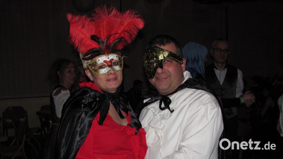 Siegfried Janner (rechts) schwanag mit einer Lady in Maske das Tanzbein. Bild: sei