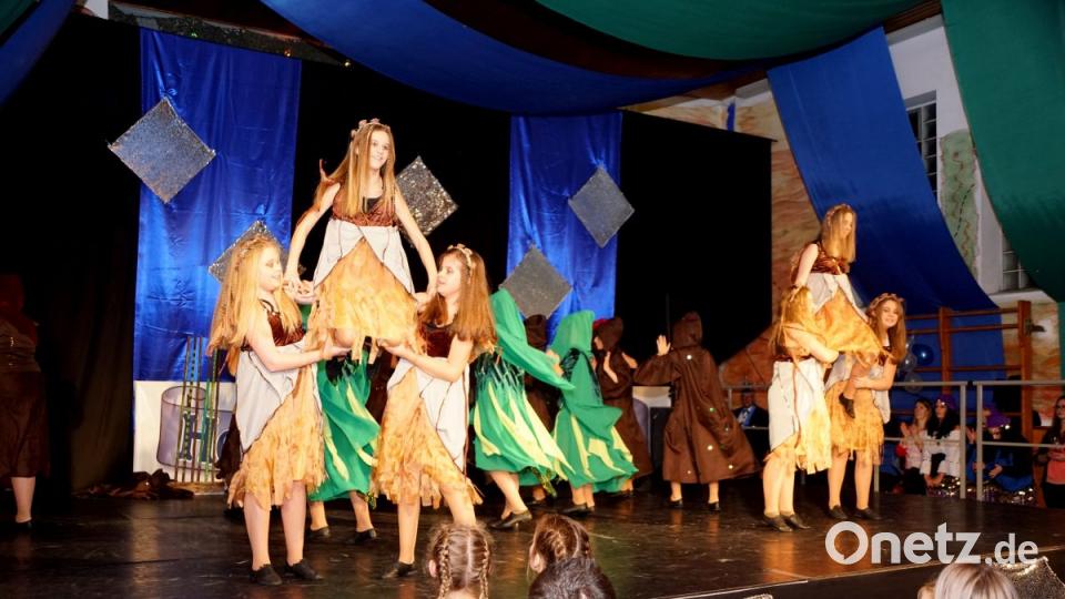 Die Juniorengarde von Helenesia Mehlmeisel mit dem Schautanz „Heldinnen des Waldes“. Bild: bkr