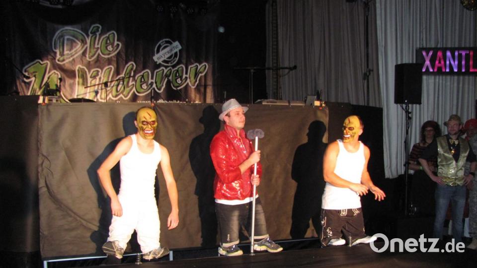 Als Michael Jackson mit seinen gruseligen Begleitern begeistert Max Merk das Manteler Ball-Publikum. Bild: sei