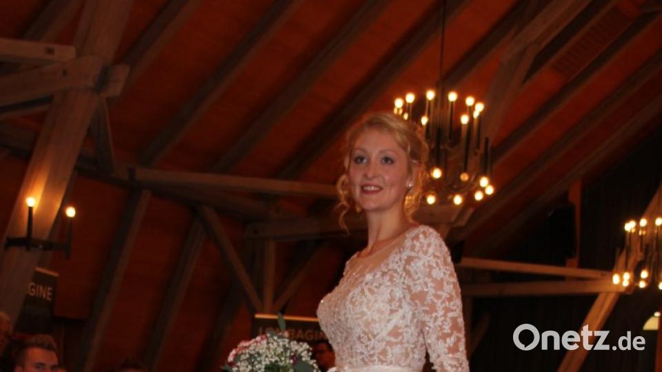 Brautkleider mit raffinierten Details entlockten dem großen Publikum manches bewundernde und entzückte Raunen. Bild: ads