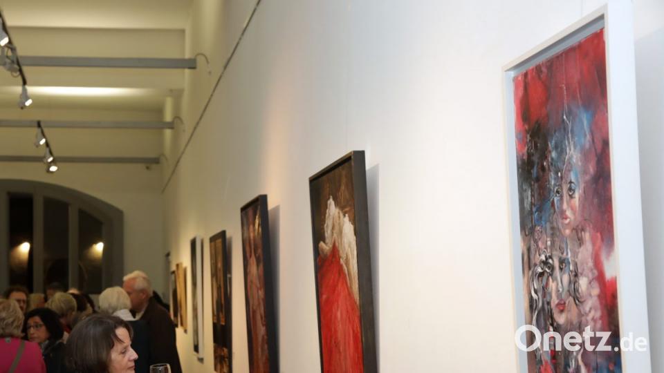 18 Werke haben sich Kunstinteressierte bei der Vernissage zu &quot;Corps et Ames&quot; von französischen Künstlern der Partnerstadt Perigueux angesehen. Bild: Wolfgang Steinbacher