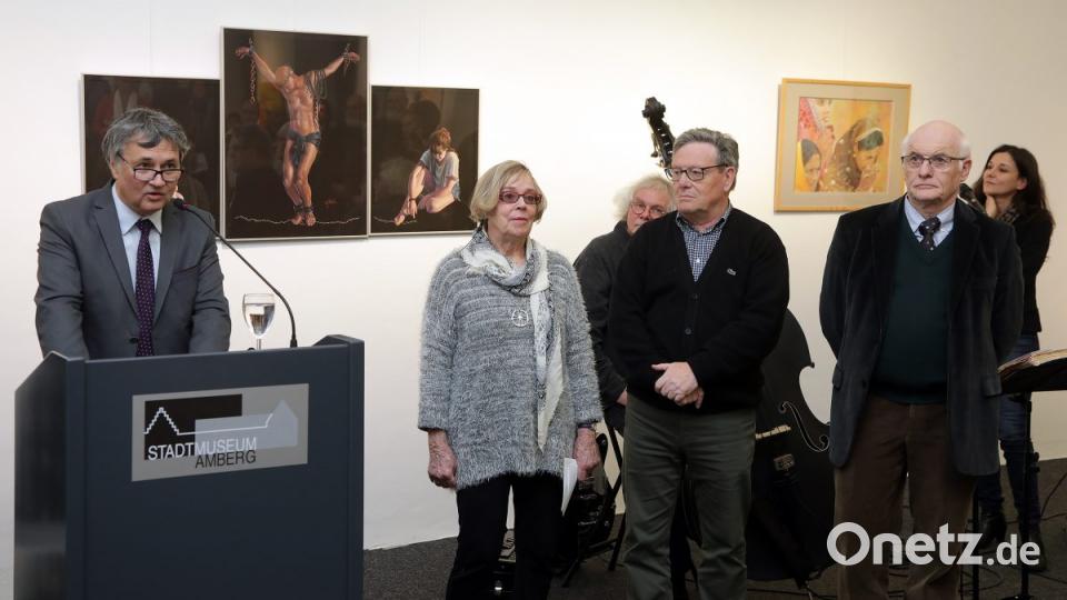 18 Werke haben sich Kunstinteressierte bei der Vernissage zu "Corps et Ames" von französischen Künstlern der Partnerstadt Perigueux angesehen. Bild: Wolfgang Steinbacher