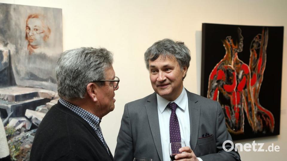 18 Werke haben sich Kunstinteressierte bei der Vernissage zu "Corps et Ames" von französischen Künstlern der Partnerstadt Perigueux angesehen. Bild: Wolfgang Steinbacher