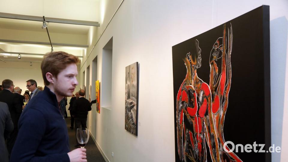 18 Werke haben sich Kunstinteressierte bei der Vernissage zu "Corps et Ames" von französischen Künstlern der Partnerstadt Perigueux angesehen. Bild: Wolfgang Steinbacher