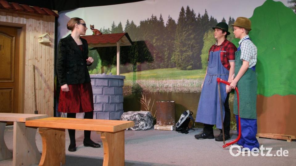 Unternehmerin Raffzahn (Marita Plößner) bespricht mit den Waldarbeitern Klaus und Willi (Noah Mayerhöfer und Benedikt Eckert, von rechts) die Einzelheiten der beginnenden Rodung. Bild: wro