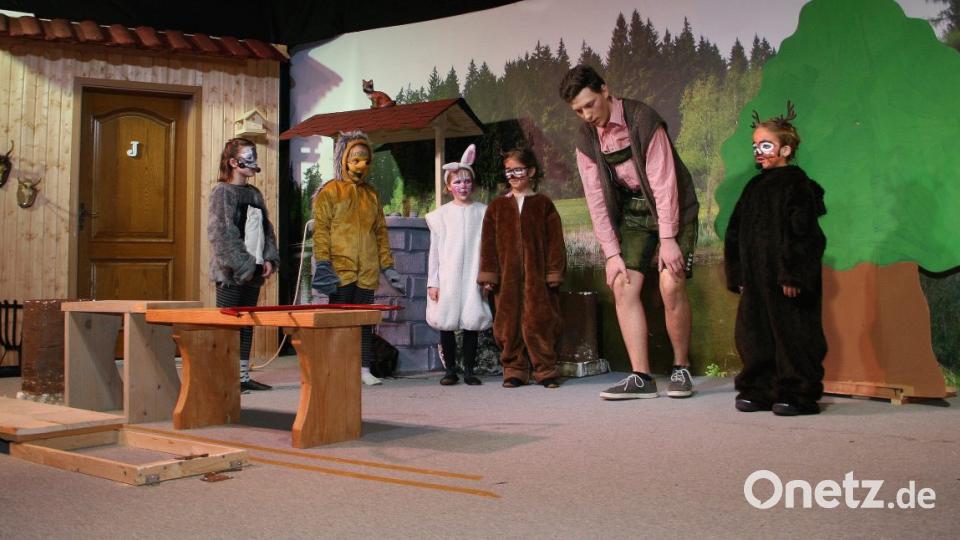 Mit den Waldtieren hat man es oft nicht leicht. Jedes hat so seine Eigenheiten, stellt Johannes (Maximilian April, Zweiter von rechts) immer wieder fest. Bild: wro