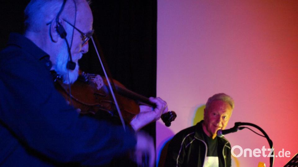 Vorher spielt Peter Seidl (links) noch auf dem Klavier, jetzt steht er wieder mit der Geige da - abwechslungsreich, auch in ihrer Musik. (rechts: Fritz Pawlick) Bild: sba