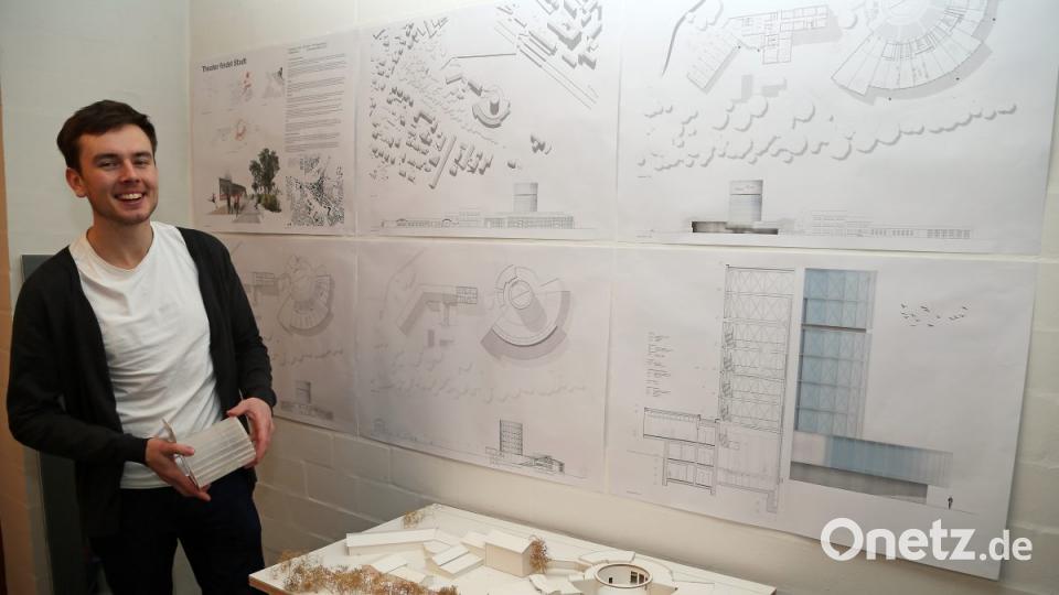 Sebastian Göltl (28) vor den Plänen für sein „Railway-Theater, in der Hand hält er eine Miniatur des Bühnen-Turms. Auch das Modell ist Teil seiner Master-Arbeit im Fach Architektur. Bild: Hösamer