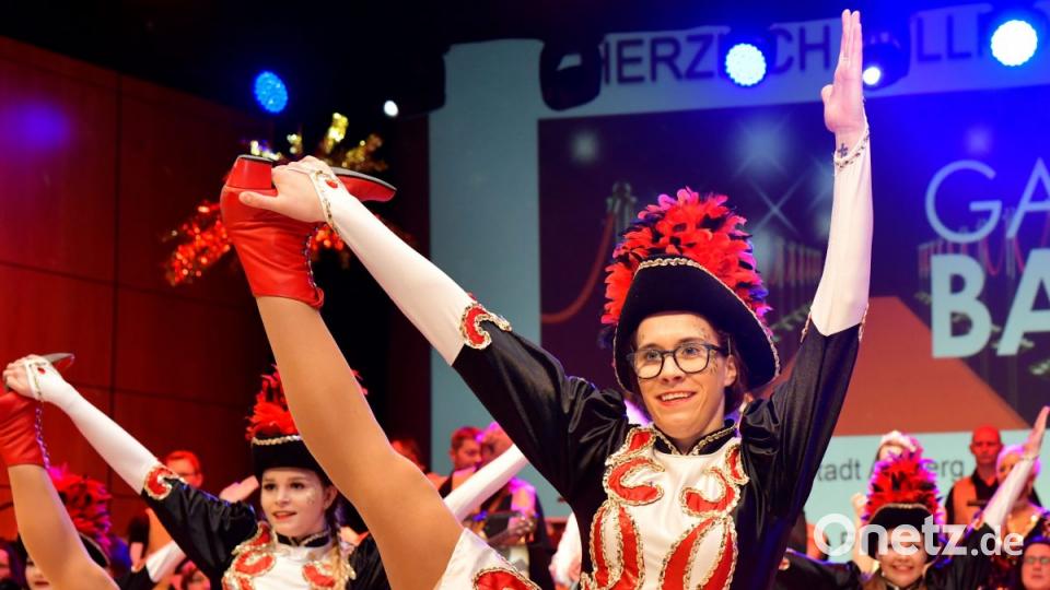 Die Prinzengarde der Narrhalla Rot-Gelb Amberg lieferte einen überzeugenden, zackigen Gardetanz auf der Tranzfläche ab. Bild: tk