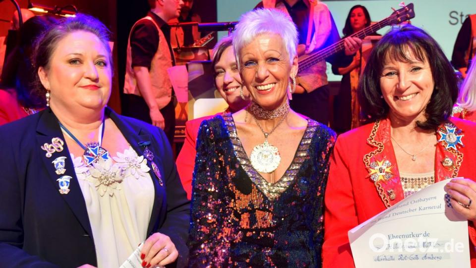 Hildegard Mühl (rechts) von der Narrhalla Rot-Gelb Amberg wurde von Sandra Vietze, stellvertretende Präsidentin des Landesverbandes Ostbayern (links) mit dem Steckkreuz ausgezeichnet. Oberhofmarschallin Iska Rausch von Traubenberg von der Narrhalla (Mitte) unterstützte den Gast aus der Noroberpalz bei der Verleihung der Orden. Bild: tk