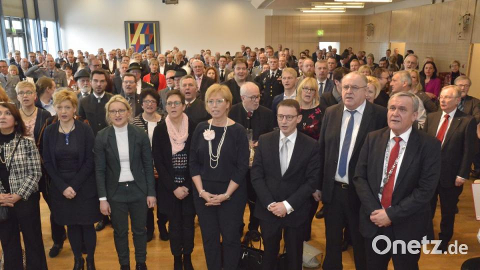 Zum Abschluss stimmen alle 300 Gäste des Neujahrsempfangs der Stadt die Bayern-, die National- und die Europahymne an. „Glückauf, Weiden“, wünschte zuvor OB Kurt Seggewiß mit den Bürgermeistern Lothar Höher und Jens Meyer (vorne, von rechts). Bild: Karin Wilck