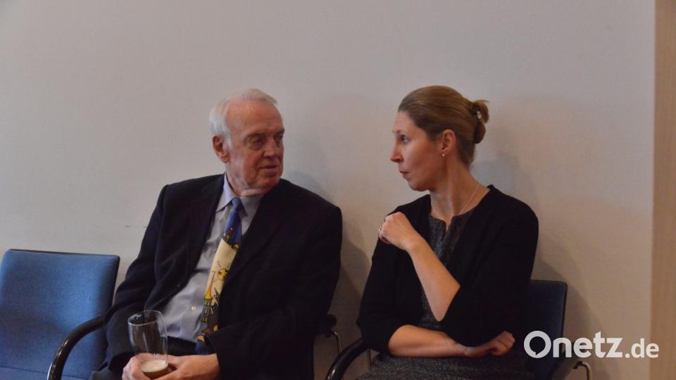 Stadtrat a. D. Helmut Ruhland im Gespräch mit geschäftsführender Verlegerin Viola Vogelsang (Oberpfalz-Medien). Bild: Karin Wilck
