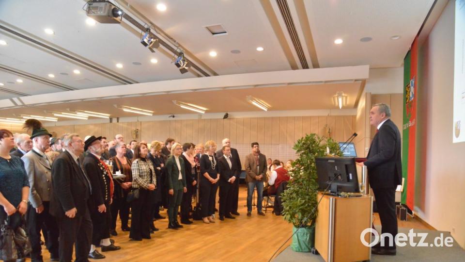 OB Kurt Seggewiß hält eine etwa 45-minütige Rede. Bild: Karin Wilck