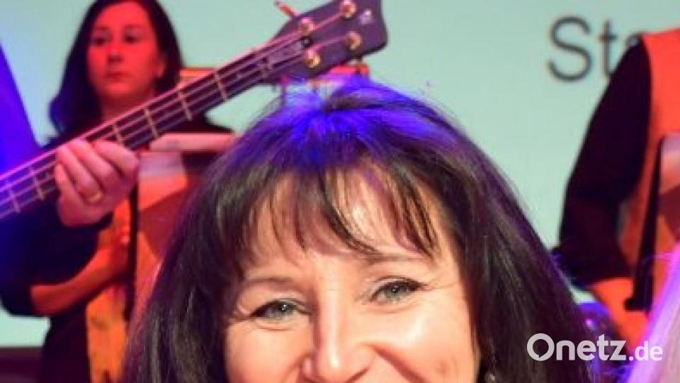 Hildegard Mühl (rechts) von der Narrhalla Rot-Gelb Amberg wurde von Sandra Vietze, stellvertretende Präsidentin des Landesverbandes Ostbayern (links) mit dem Steckkreuz ausgezeichnet. Bild: tk