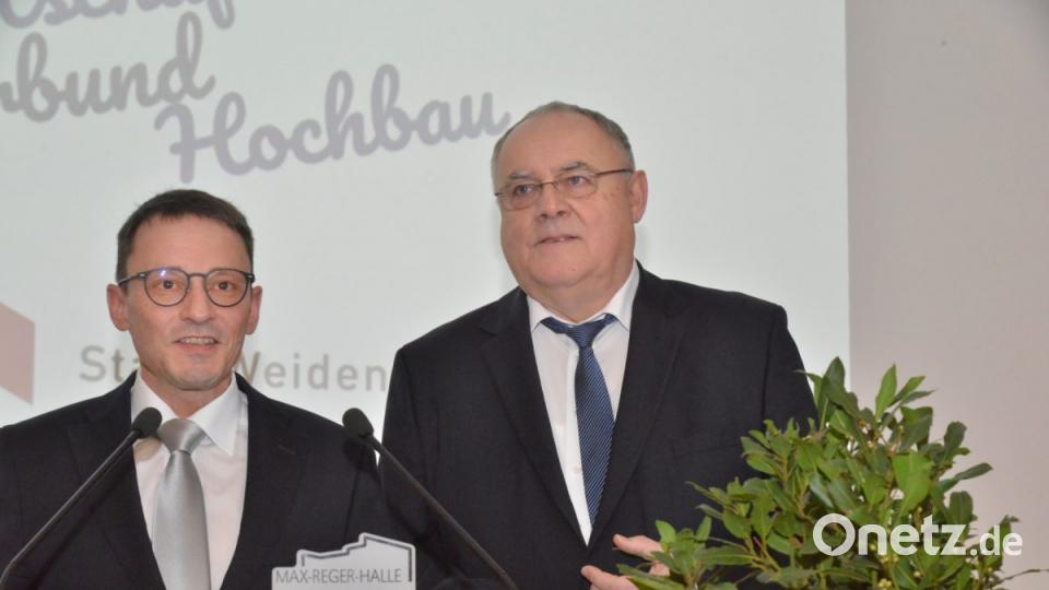 Die Bürgermeister Jens Meyer (links) und Lothar Höher begrüßen die Gäste. Bild: Karin Wilck