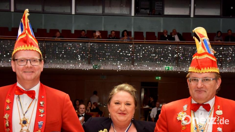 Zwei stolze Minister und die Vizepräsidentin: LVO-Vize Sandra Vietze wurde zur Verleihung des Hausordens von den beiden Ministern der Narrhalla Rot-Gelb Amberg, Thomas Berens (links) und Robert Perras, zur Bühne geleitet. Bild: tk